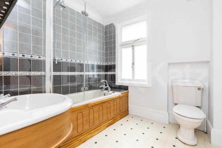 Super 5 double bedroom newly refurbished house with garden in Muswell Hill Pembroke Road , Muswell Hill